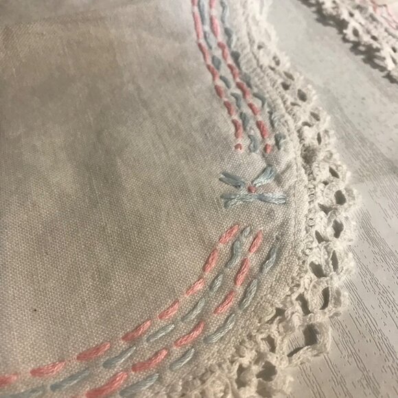 Vintage Hand Embroidered Lace Doilies 2 Round 3 Oval Pink Blue Knitted Edge - Picture 10 of 15